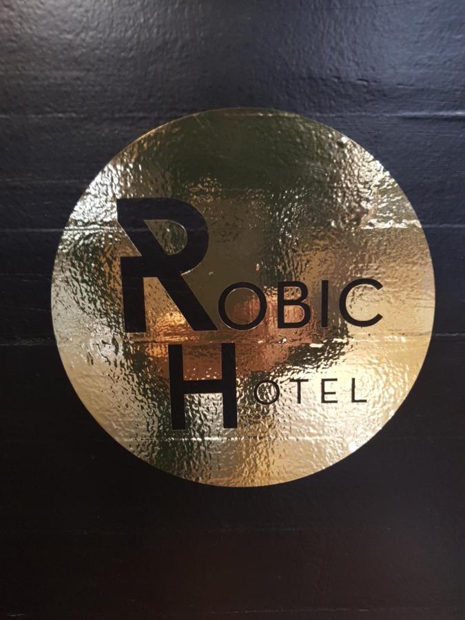 Brit Hotel Essentiel Pontivy Robic Bagian luar foto