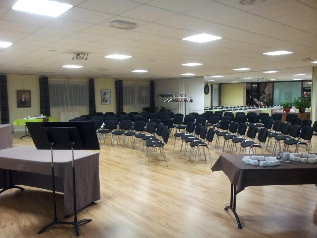 Brit Hotel Essentiel Pontivy Robic Bagian luar foto