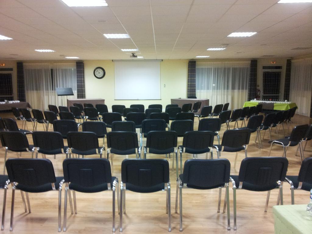 Brit Hotel Essentiel Pontivy Robic Bagian luar foto