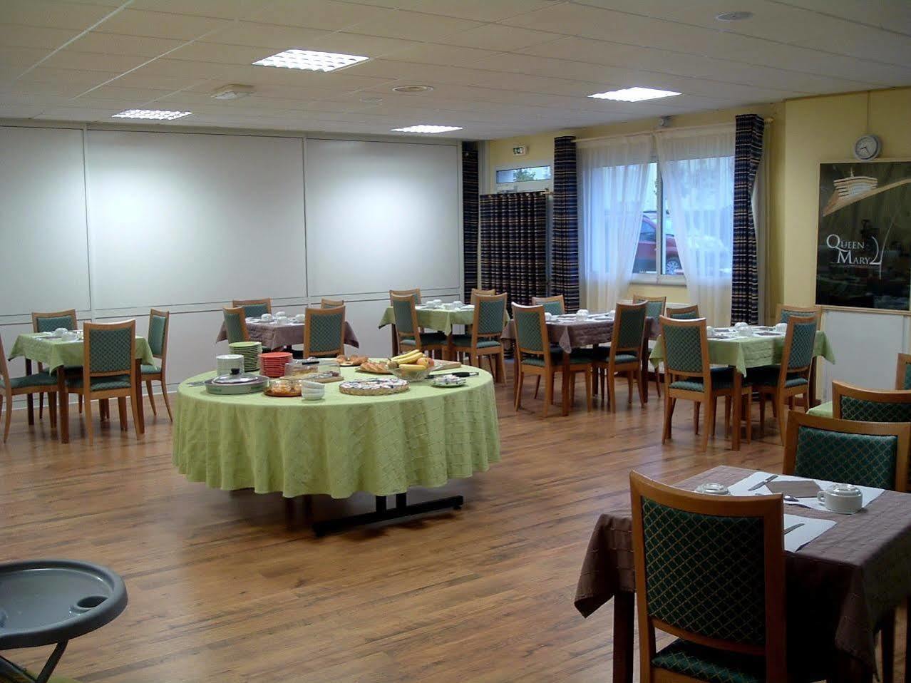 Brit Hotel Essentiel Pontivy Robic Bagian luar foto