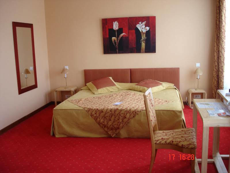 Brit Hotel Essentiel Pontivy Robic Bagian luar foto